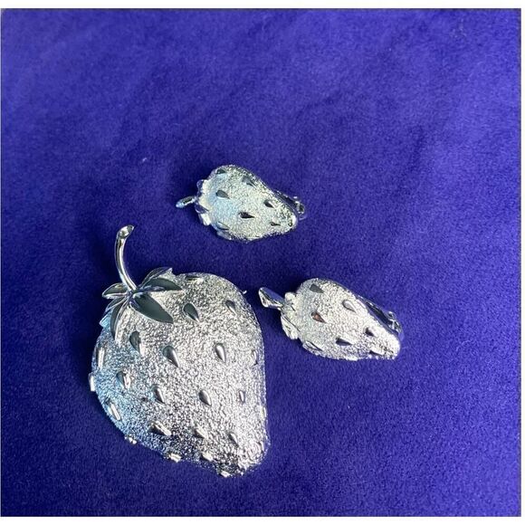 Sarah Coventry Strawberry Brooch and Clip earrings set  in Platinum, Vintage - Picture 5 of 5